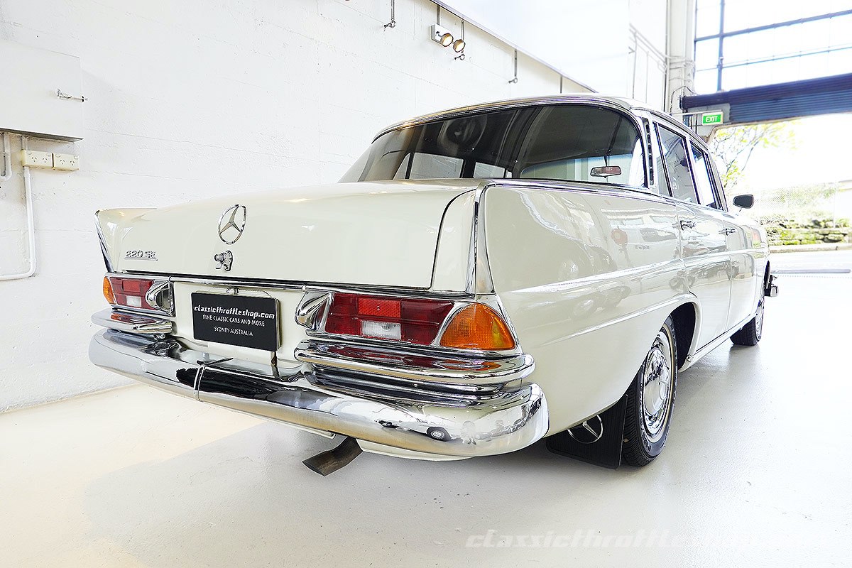 1961-Mercedes-Benz-220-SE-Fintail-6