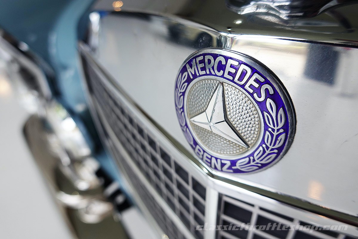 1968-Mercedes-Benz-280-SE-Horizon-Blue-26