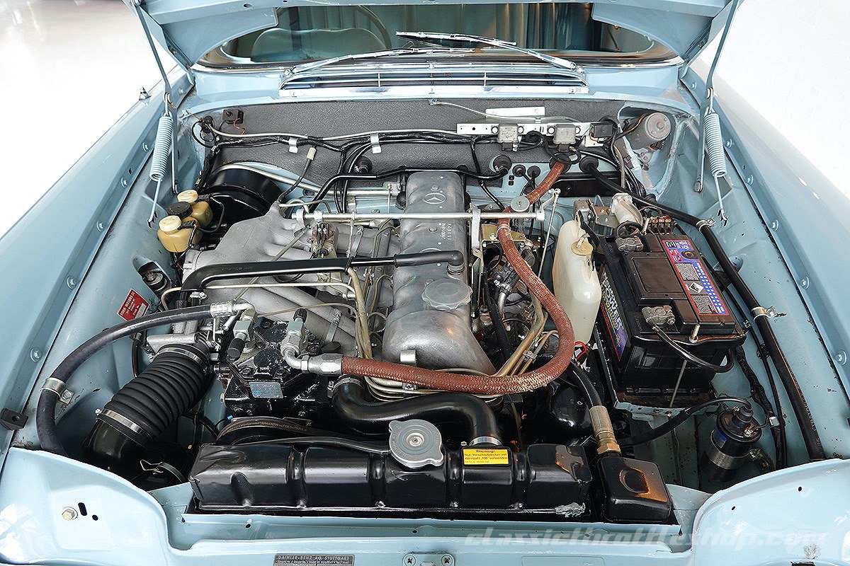 1968-Mercedes-Benz-280-SE-Horizon-Blue-30