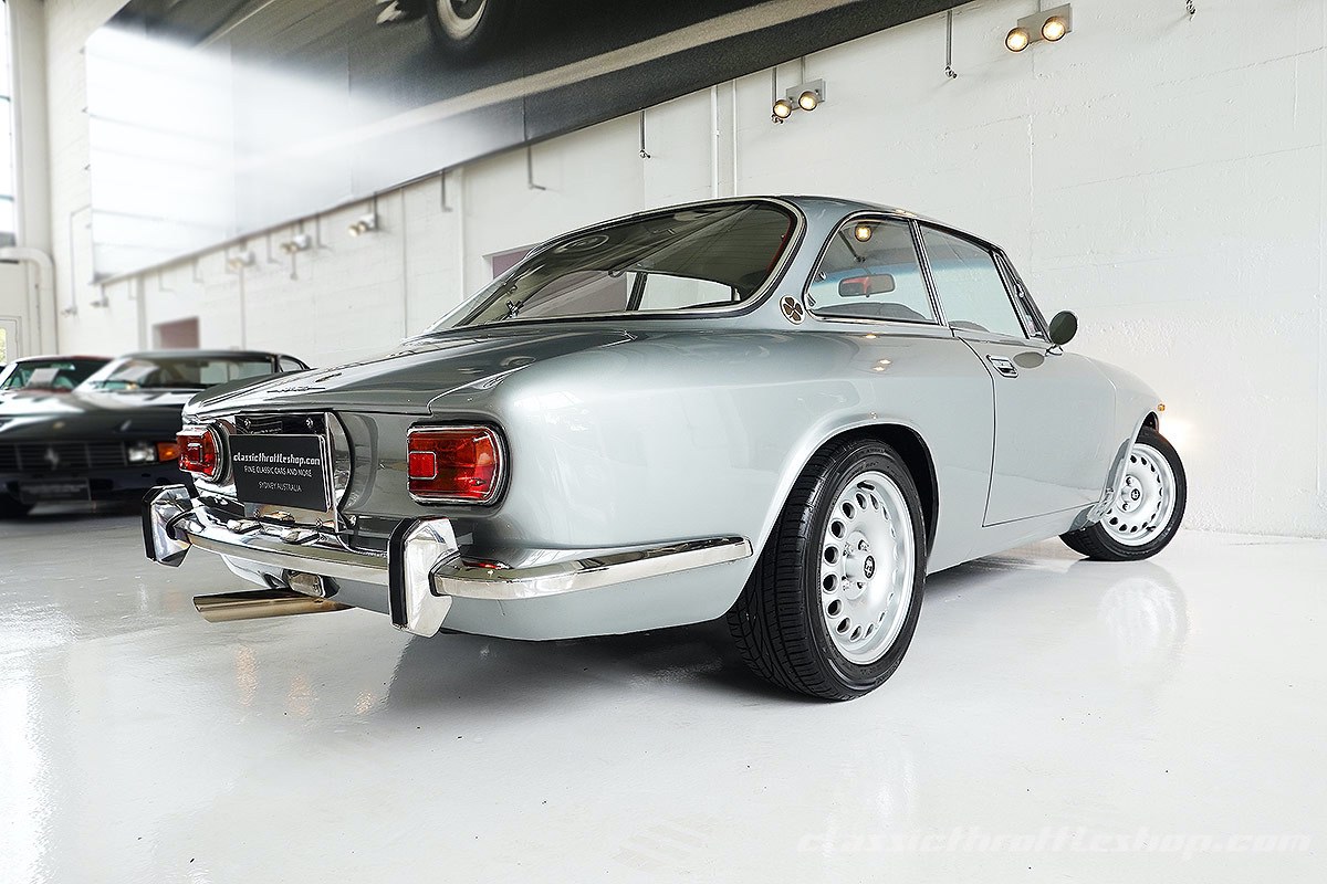 1971-Alfa-Romeo-GTV-1750-Light-Grey-Metallic-11