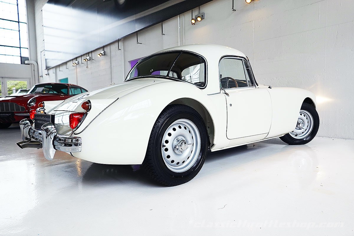 1959-MG-A-Twin-Cam-Old-English-White-11