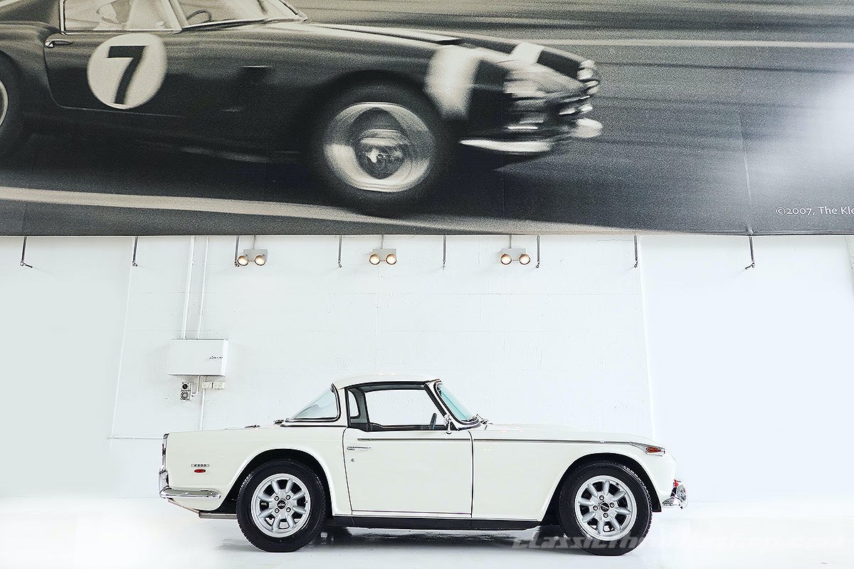 1967-Triumph-TR5-PI-Old-English-White-8