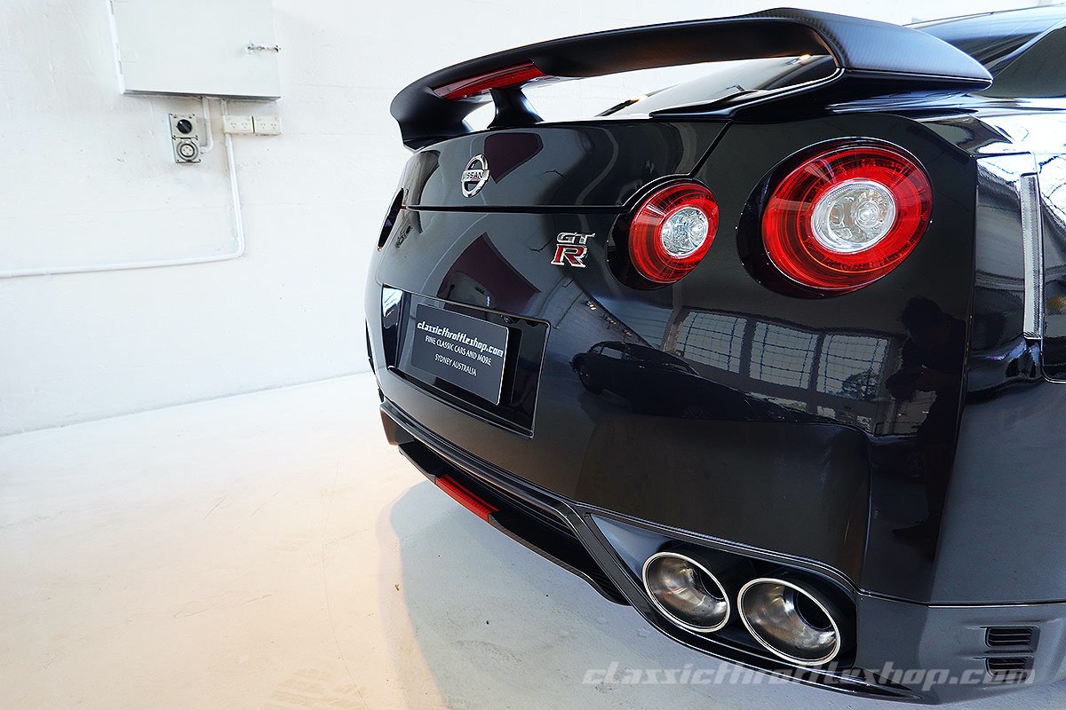 2014-Nissan-R35-GT-R-Black-Edition-17