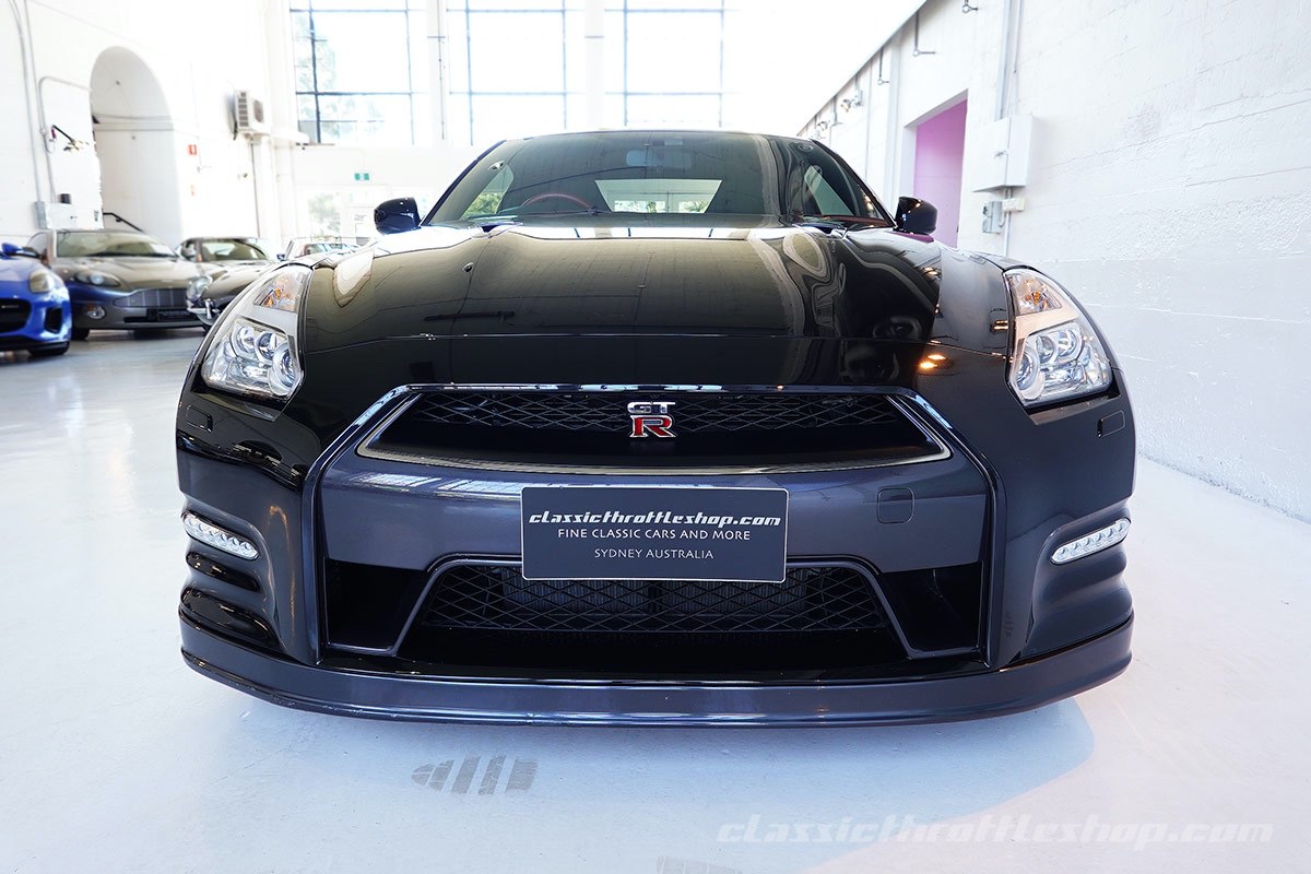 2014-Nissan-R35-GT-R-Black-Edition-2