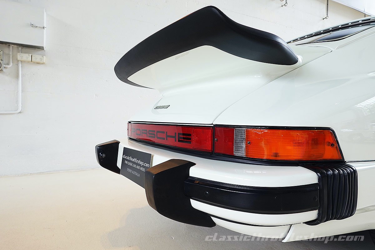 1976-Porsche-911-Alpine-White-17
