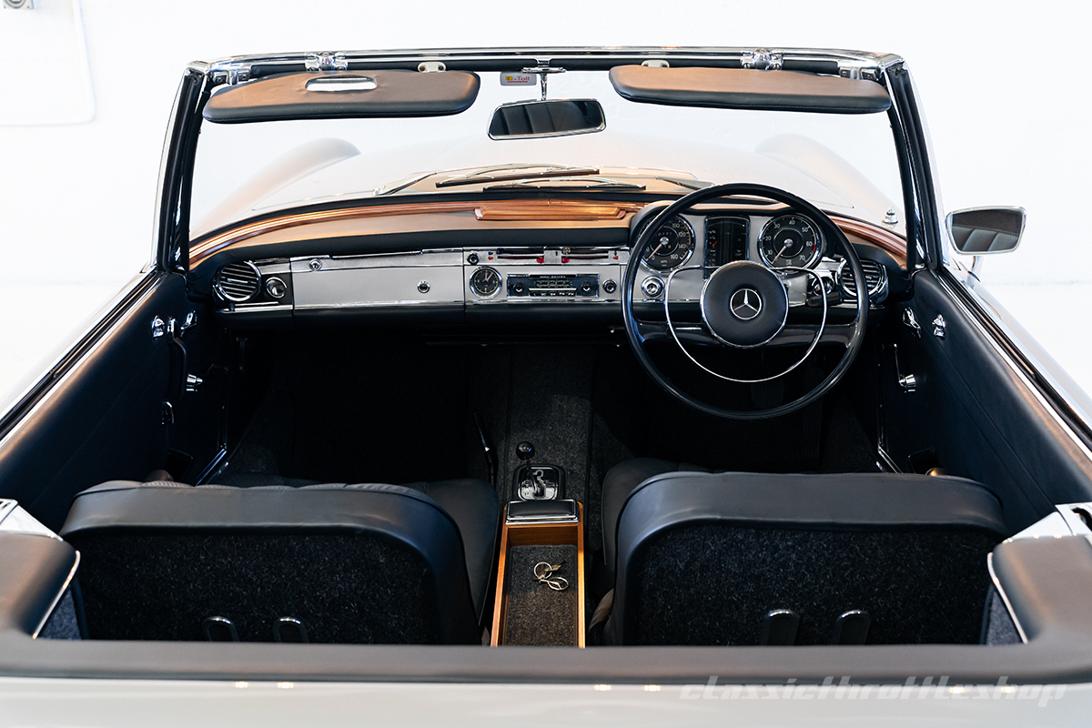 1966-Mercedes-Benz-230SL-silver-44