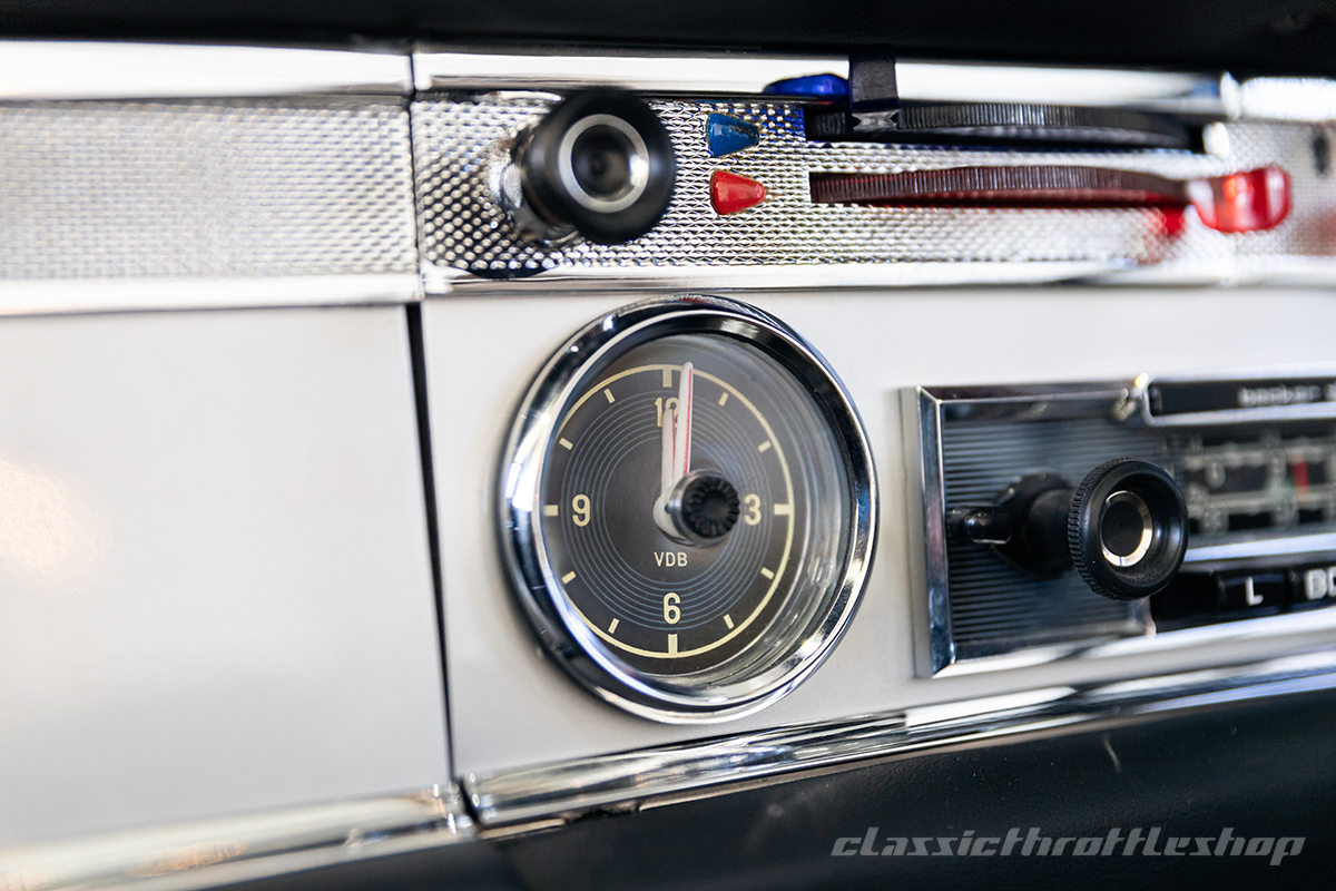 1966-Mercedes-Benz-230SL-silver-50