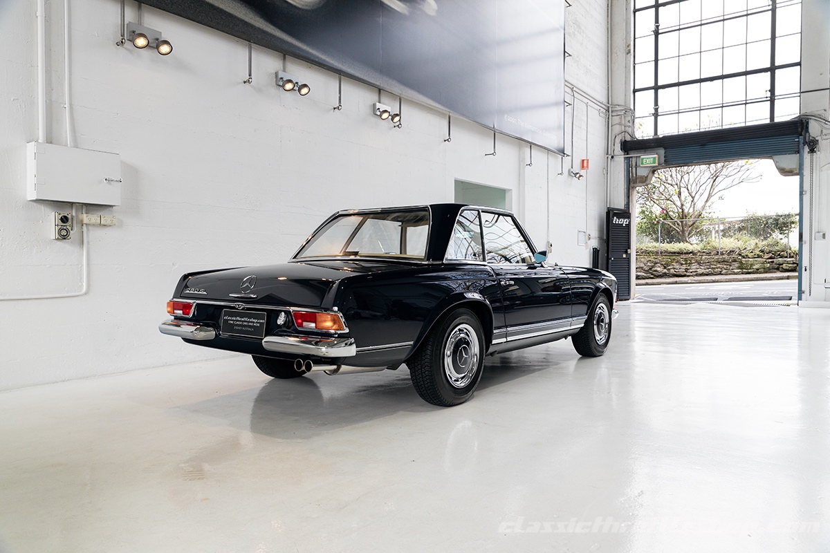 1970-Mercedes-Benz-280-SL-Midnight-Blue-17