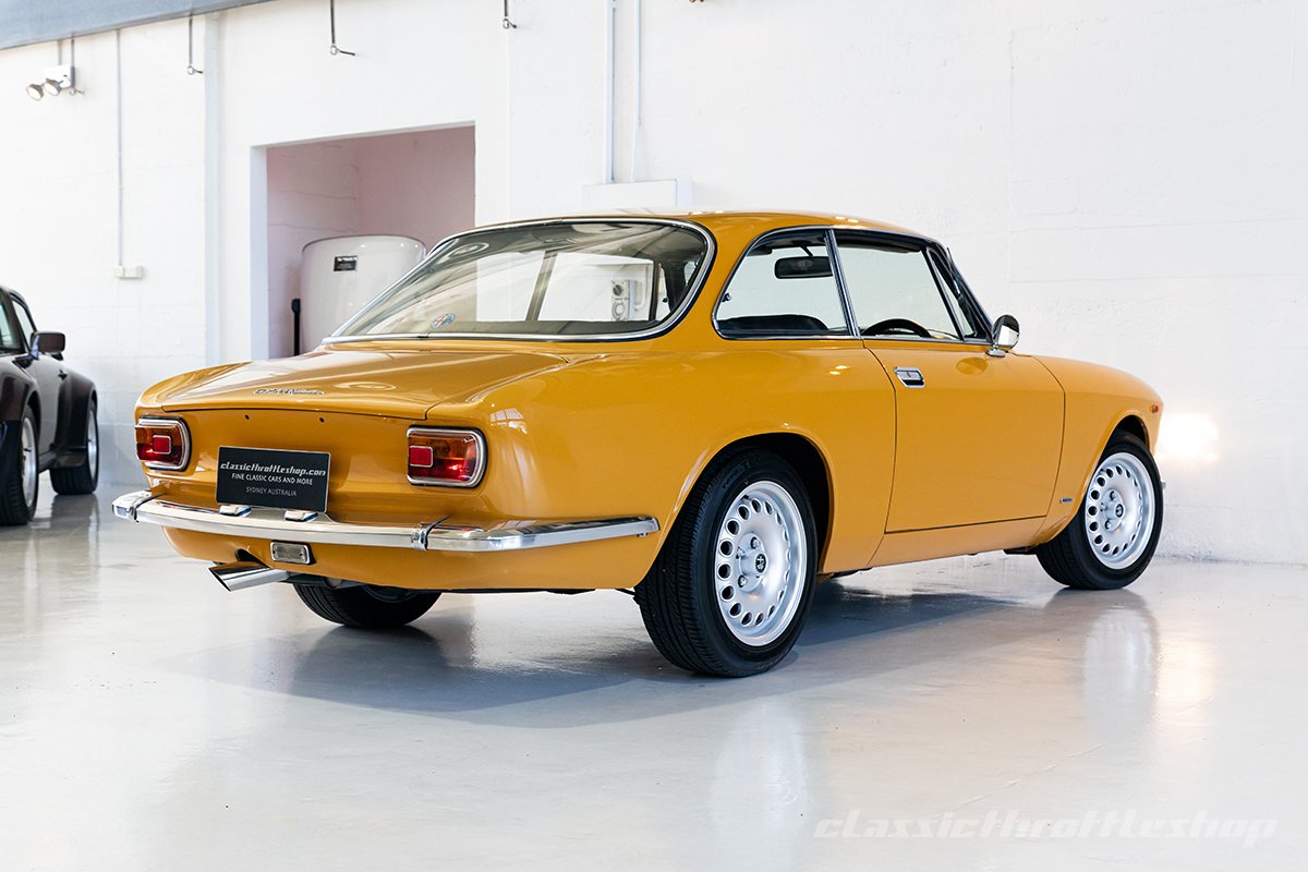 1973-Alfa-Romeo-1600-GT-Junior-Manual-Yellow-11