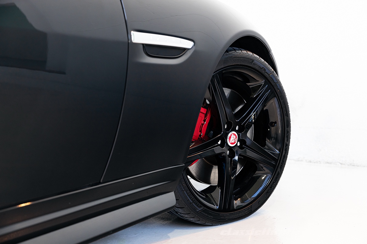 2014-Jaguar-XKR-Ebony-Black-20