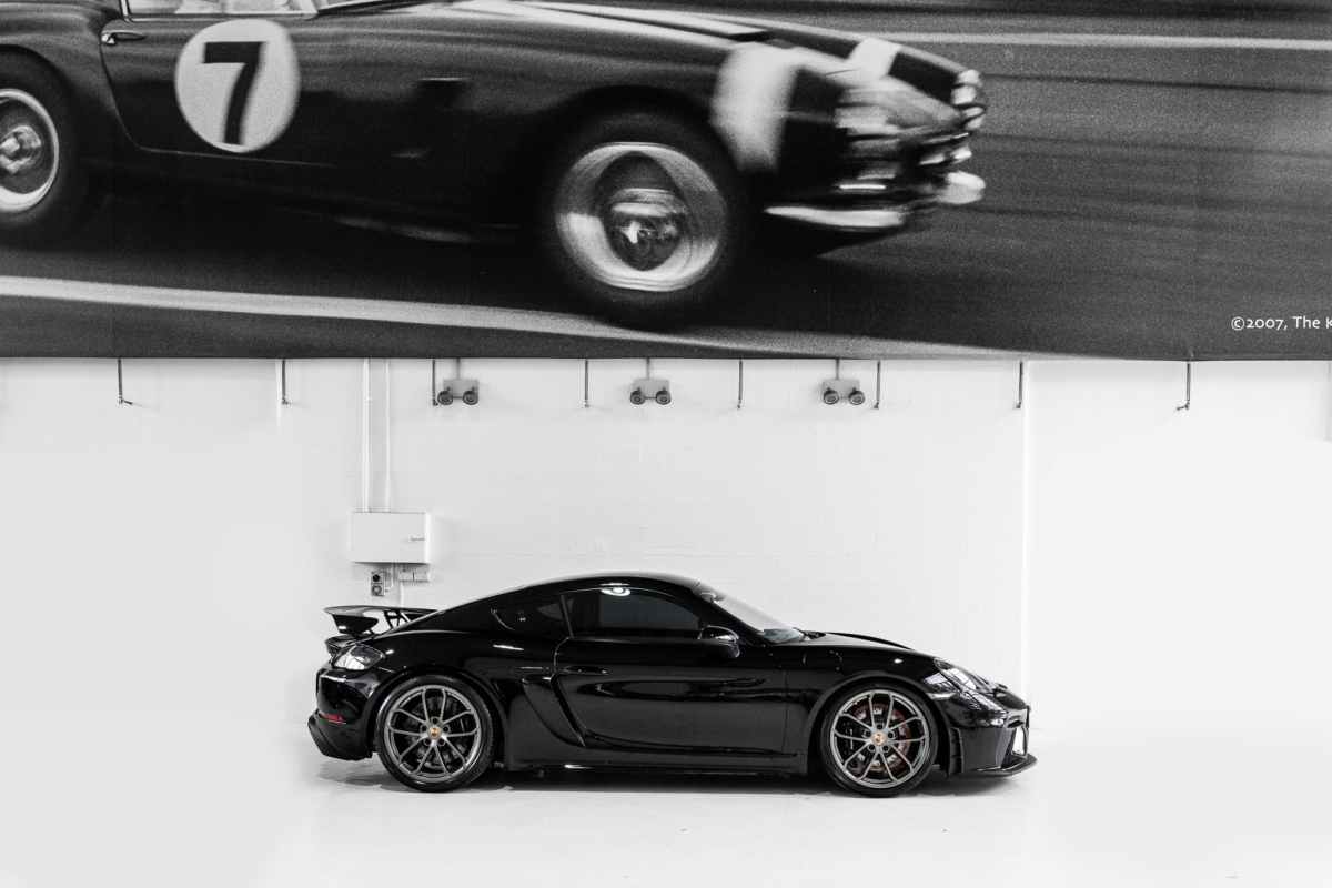 Porsche Cayman GT4-1